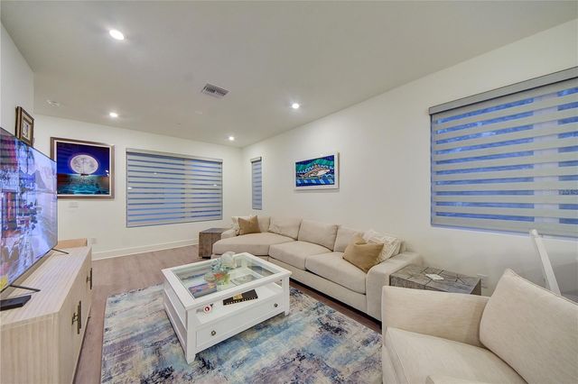 323 15TH STREET N, St Petersburg, FL 33705