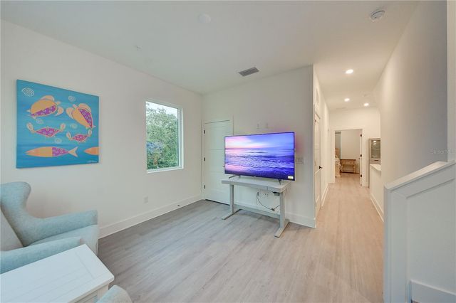 323 15TH STREET N, St Petersburg, FL 33705