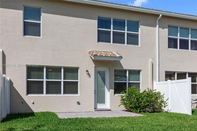 1101 Banyan Dr, Hollywood, FL 33021