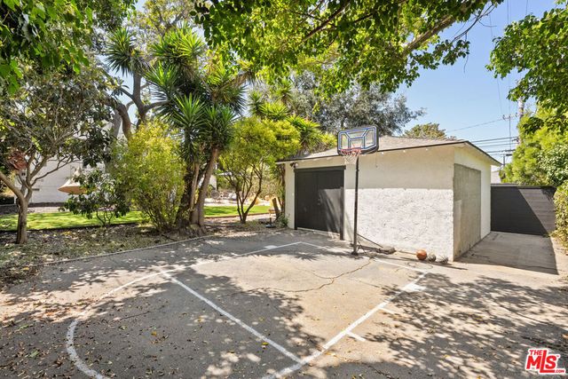 8300 Creighton Avenue, Los Angeles, CA 90045