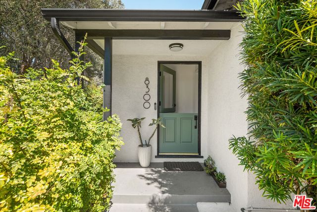 8300 Creighton Avenue, Los Angeles, CA 90045
