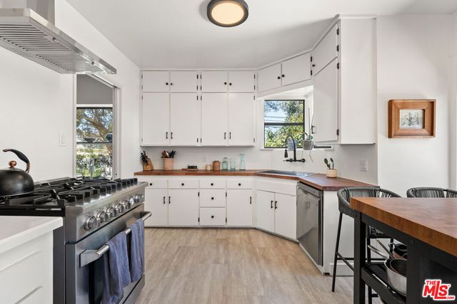 8300 Creighton Avenue, Los Angeles, CA 90045