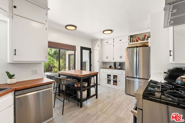 8300 Creighton Avenue, Los Angeles, CA 90045
