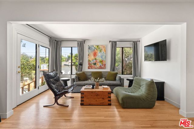 8300 Creighton Avenue, Los Angeles, CA 90045
