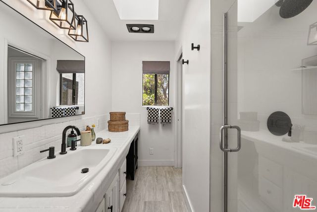 8300 Creighton Avenue, Los Angeles, CA 90045