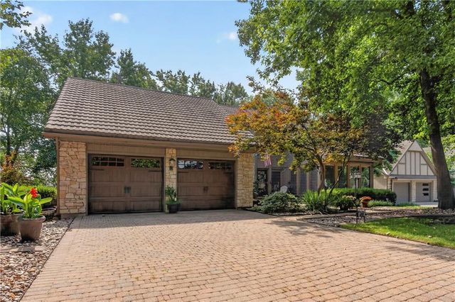 4498 SW Bowsprit Drive, Lee's Summit, MO 64082
