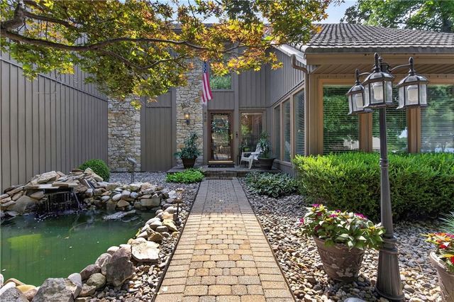 4498 SW Bowsprit Drive, Lee's Summit, MO 64082