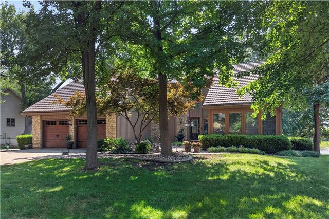 4498 SW Bowsprit Drive, Lee's Summit, MO 64082