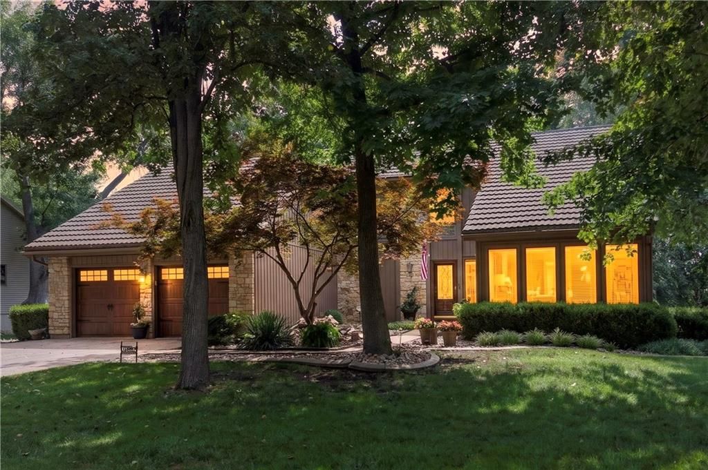 4498 SW Bowsprit Drive, Lee's Summit, MO 64082