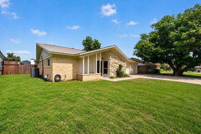 2102 Jeannette Court, Arlington, TX 76010