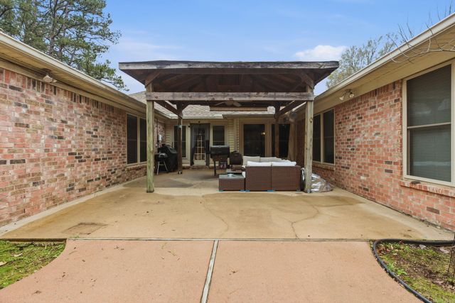 24 Winona Dr, Maumelle, AR 72113