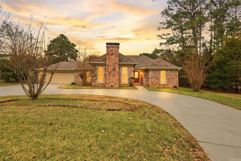 24 Winona Dr, Maumelle, AR 72113