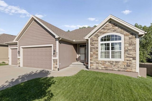 931 N Oak Terrace, Tonganoxie, KS 66086