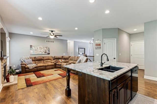 931 N Oak Terrace, Tonganoxie, KS 66086