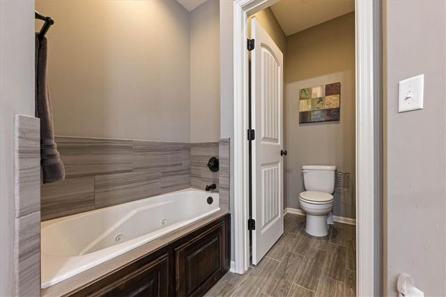 931 N Oak Terrace, Tonganoxie, KS 66086