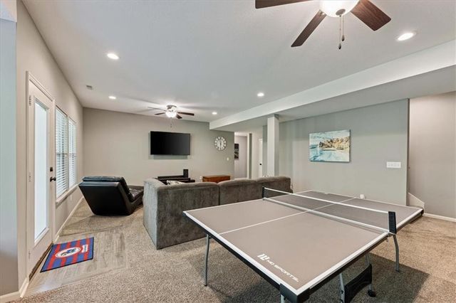 931 N Oak Terrace, Tonganoxie, KS 66086
