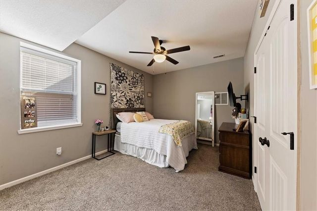 931 N Oak Terrace, Tonganoxie, KS 66086