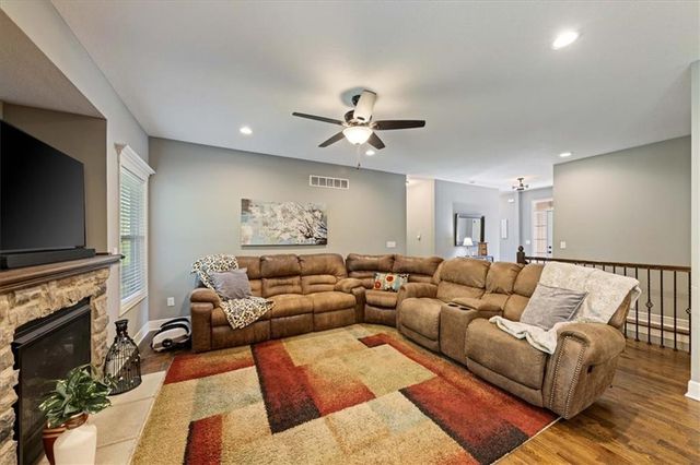 931 N Oak Terrace, Tonganoxie, KS 66086