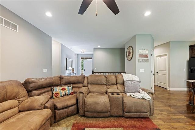 931 N Oak Terrace, Tonganoxie, KS 66086