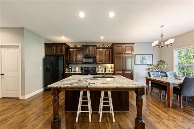 931 N Oak Terrace, Tonganoxie, KS 66086