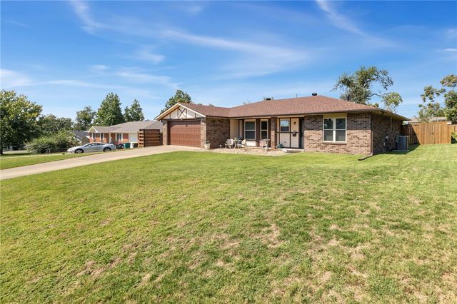 1023 W Magnolia Street, Rogers, AR 72756