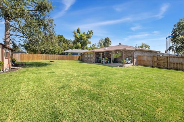 1023 W Magnolia Street, Rogers, AR 72756