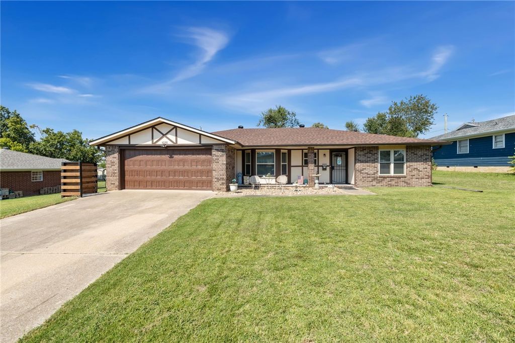 1023 W Magnolia Street, Rogers, AR 72756