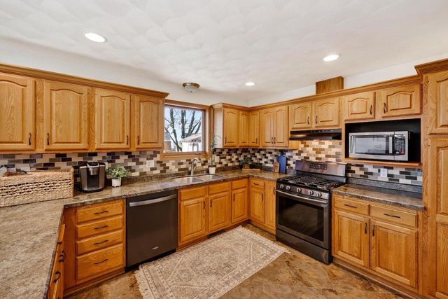 3823 Falcon Ridge Drive, Janesville, WI 53548