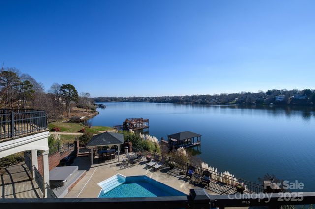 121 Pleasant Pointe Drive, Hickory, NC 28601