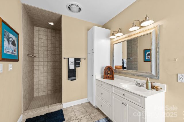 121 Pleasant Pointe Drive, Hickory, NC 28601