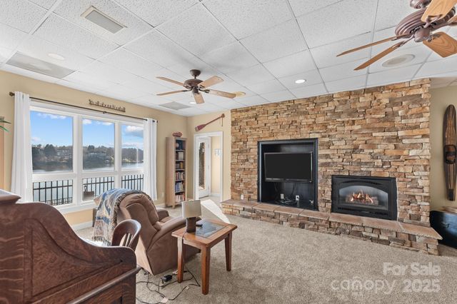 121 Pleasant Pointe Drive, Hickory, NC 28601