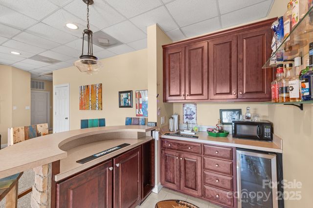 121 Pleasant Pointe Drive, Hickory, NC 28601