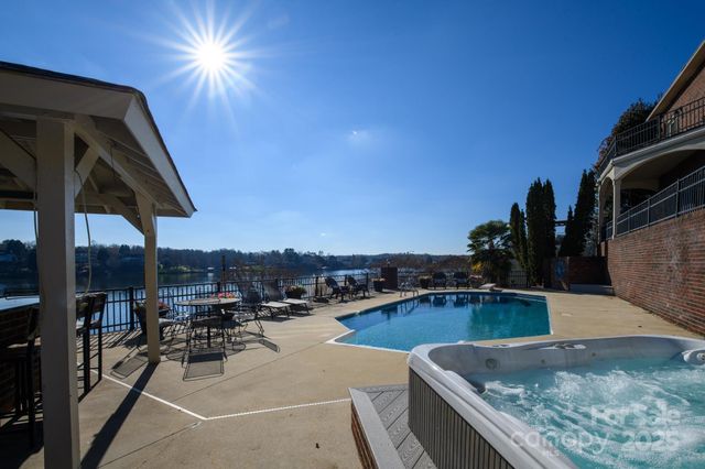 121 Pleasant Pointe Drive, Hickory, NC 28601