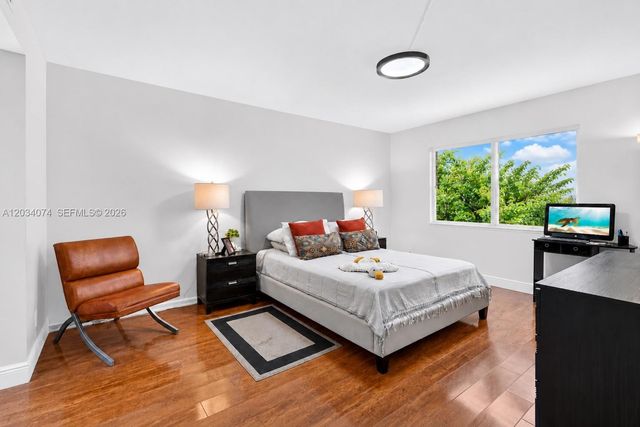 700 SW 128th Ave 306C, Pembroke Pines, FL 33027