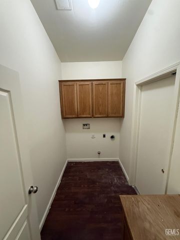 804 N Loch Lloyd Lane, Bakersfield, CA 93312