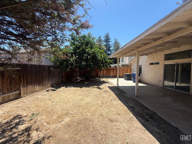 804 N Loch Lloyd Lane, Bakersfield, CA 93312