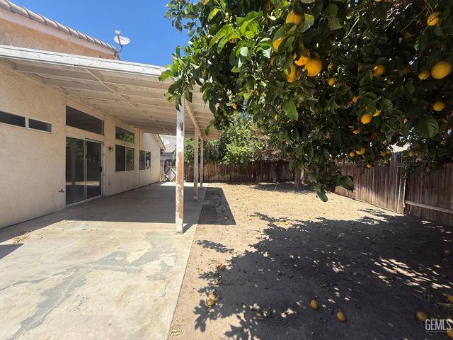 804 N Loch Lloyd Lane, Bakersfield, CA 93312