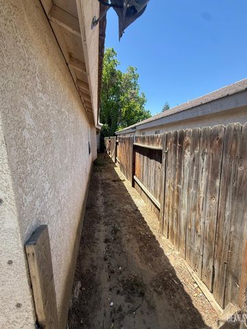 804 N Loch Lloyd Lane, Bakersfield, CA 93312