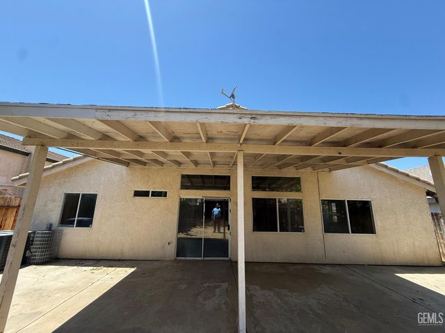 804 N Loch Lloyd Lane, Bakersfield, CA 93312