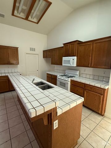 804 N Loch Lloyd Lane, Bakersfield, CA 93312