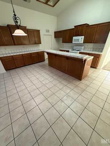 804 N Loch Lloyd Lane, Bakersfield, CA 93312