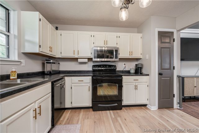 2591 Hickoryvale Drive, New Albany, IN 47150