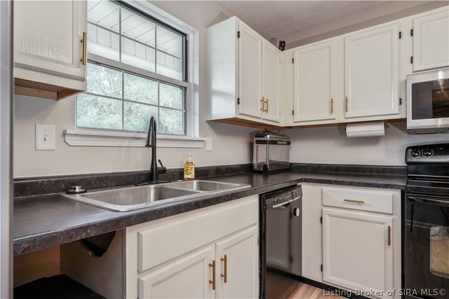 2591 Hickoryvale Drive, New Albany, IN 47150