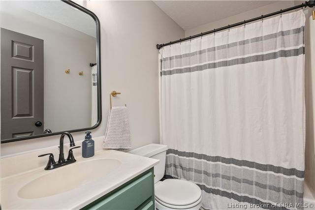 2591 Hickoryvale Drive, New Albany, IN 47150