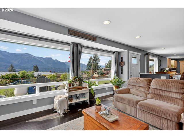 241 Ne SHEPHERD Ave, Stevenson, WA 98648