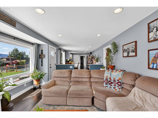 241 Ne SHEPHERD Ave, Stevenson, WA 98648
