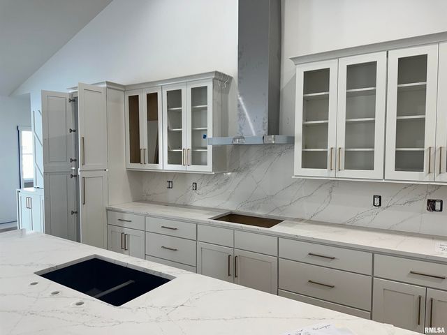 1708 E 59TH Court, Davenport, IA 52807