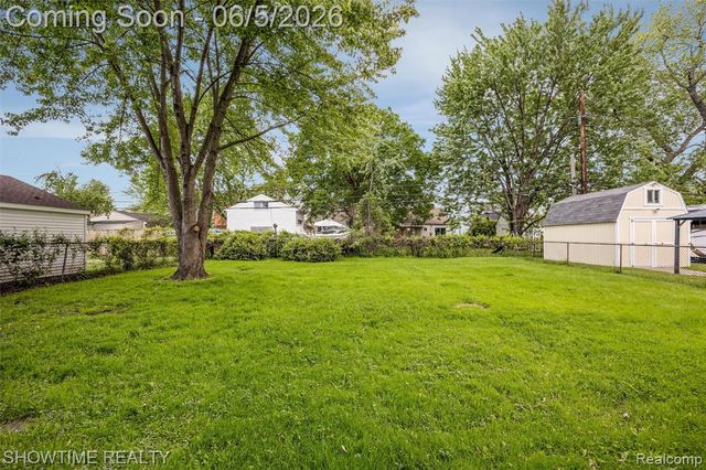 23101 Shakespeare Avenue, Eastpointe, MI 48021