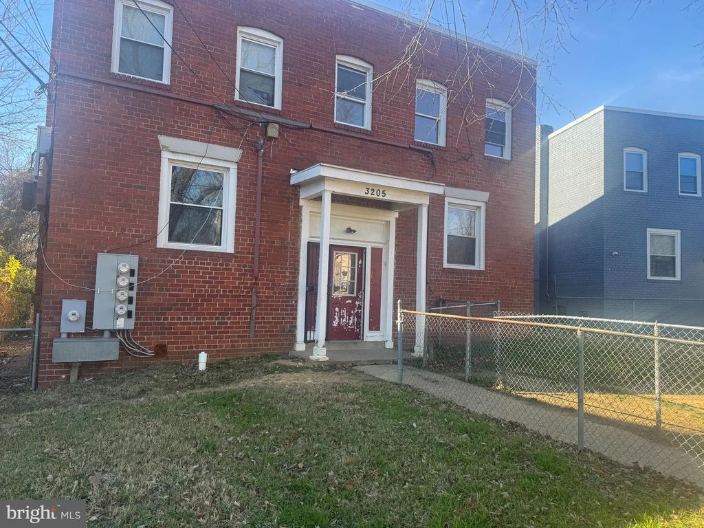 3205 BUENA VISTA TER SE, Washington, DC 20020