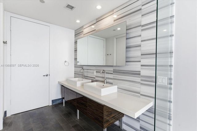 1100 Biscayne Blvd 2702, Miami, FL 33132